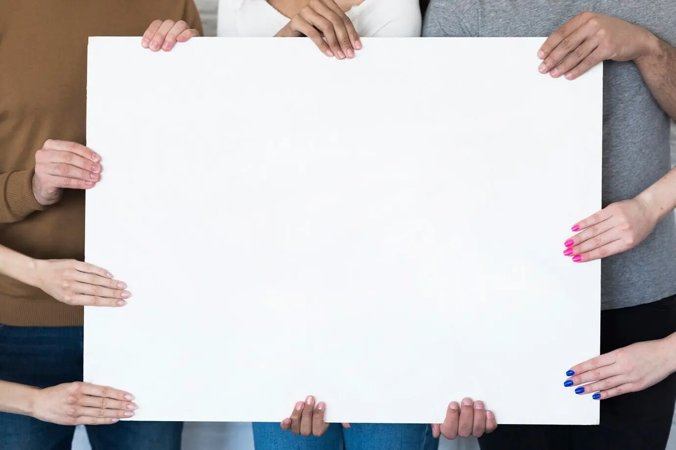 Группа друзей вместе держит плакат.