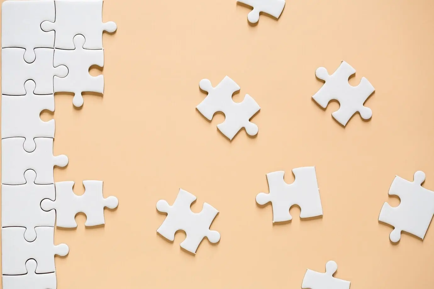 не до конца собранный белый пазл